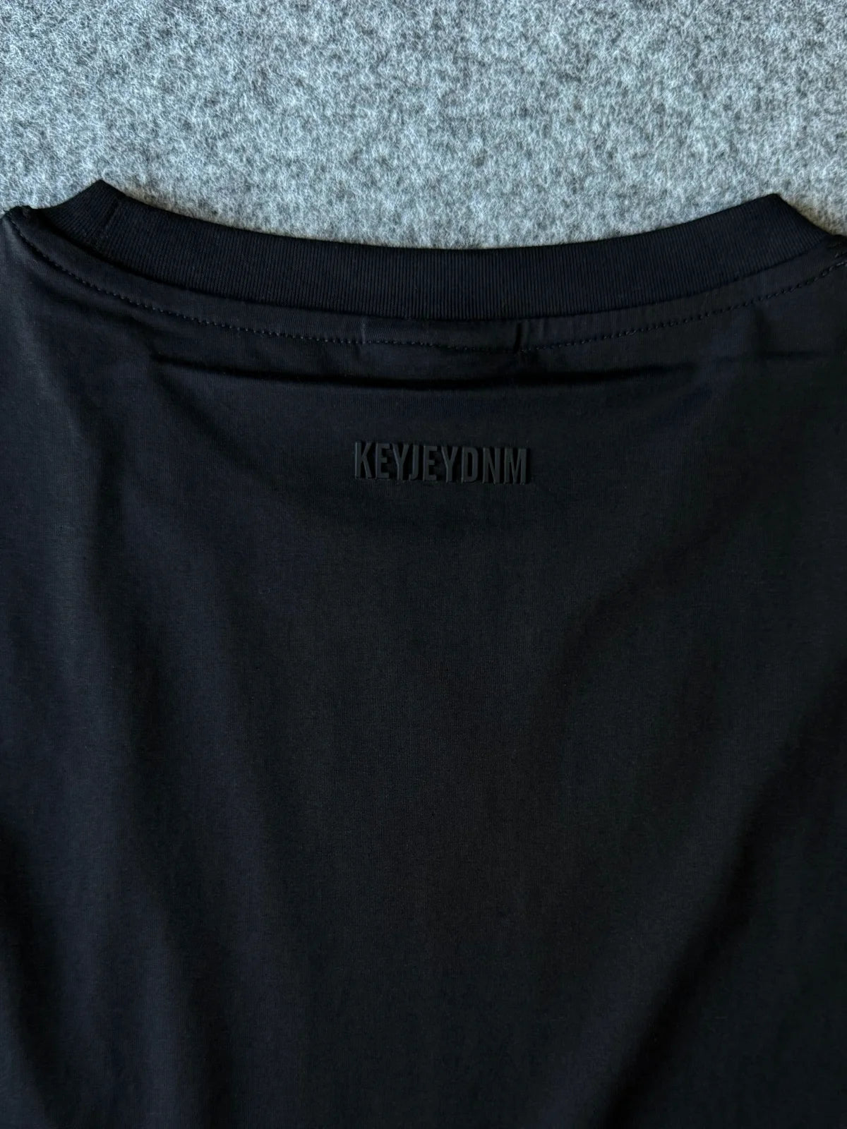 Dettagli stampa posteriore t-shirt cotone stretch nera - Archivio Tessile
