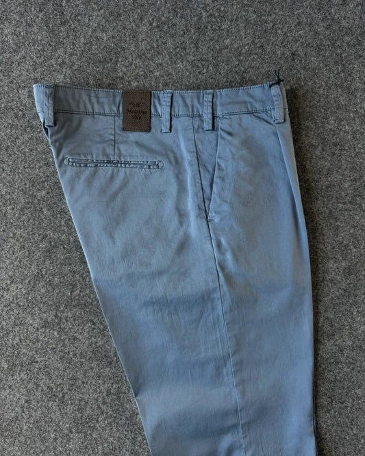 Dettagli patch logata e tasche pantalone in cotone rasato azzurro chiaro - Archivio Tessile