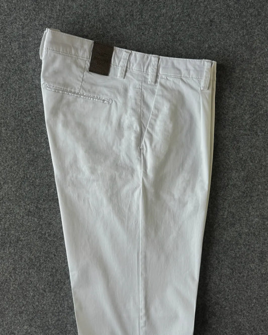 Dettagli patch logata e tasche pantalone in cotone rasato bianco - Archivio Tessile