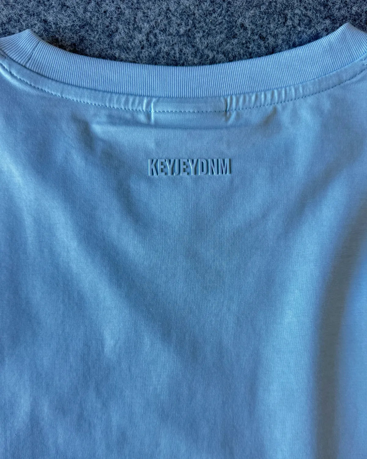 Dettagli stampa posteriore t-shirt cotone stretch celeste - Archivio Tessile