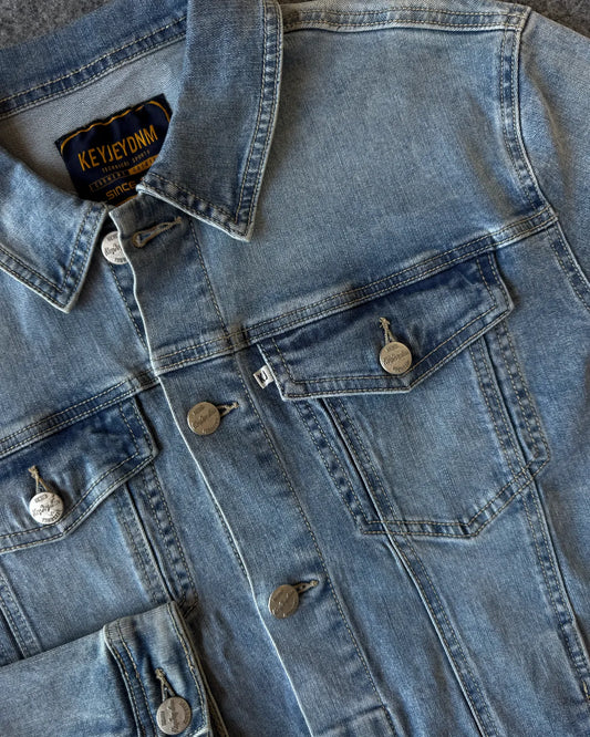 Dettaglio bottone logato e bottone polso giacca denim - Archivio Tessile
