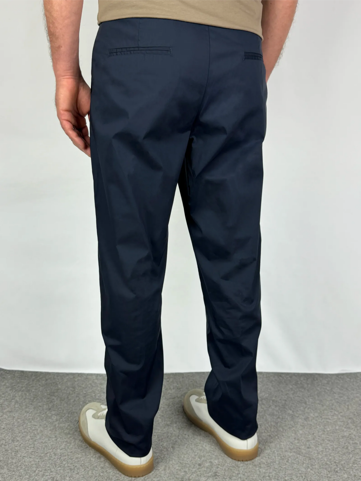 Dettaglio vestibilità posteriore pantalone cintura elastica blu - Archivio Tessile