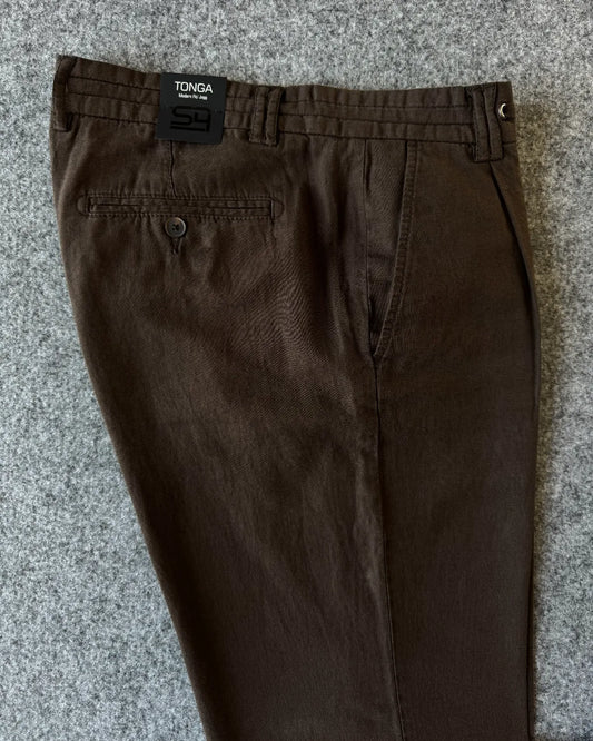 Dettaglio vita e tasca posteriore pantalone misto lino marrone "Tonga" - Archivio Tessile