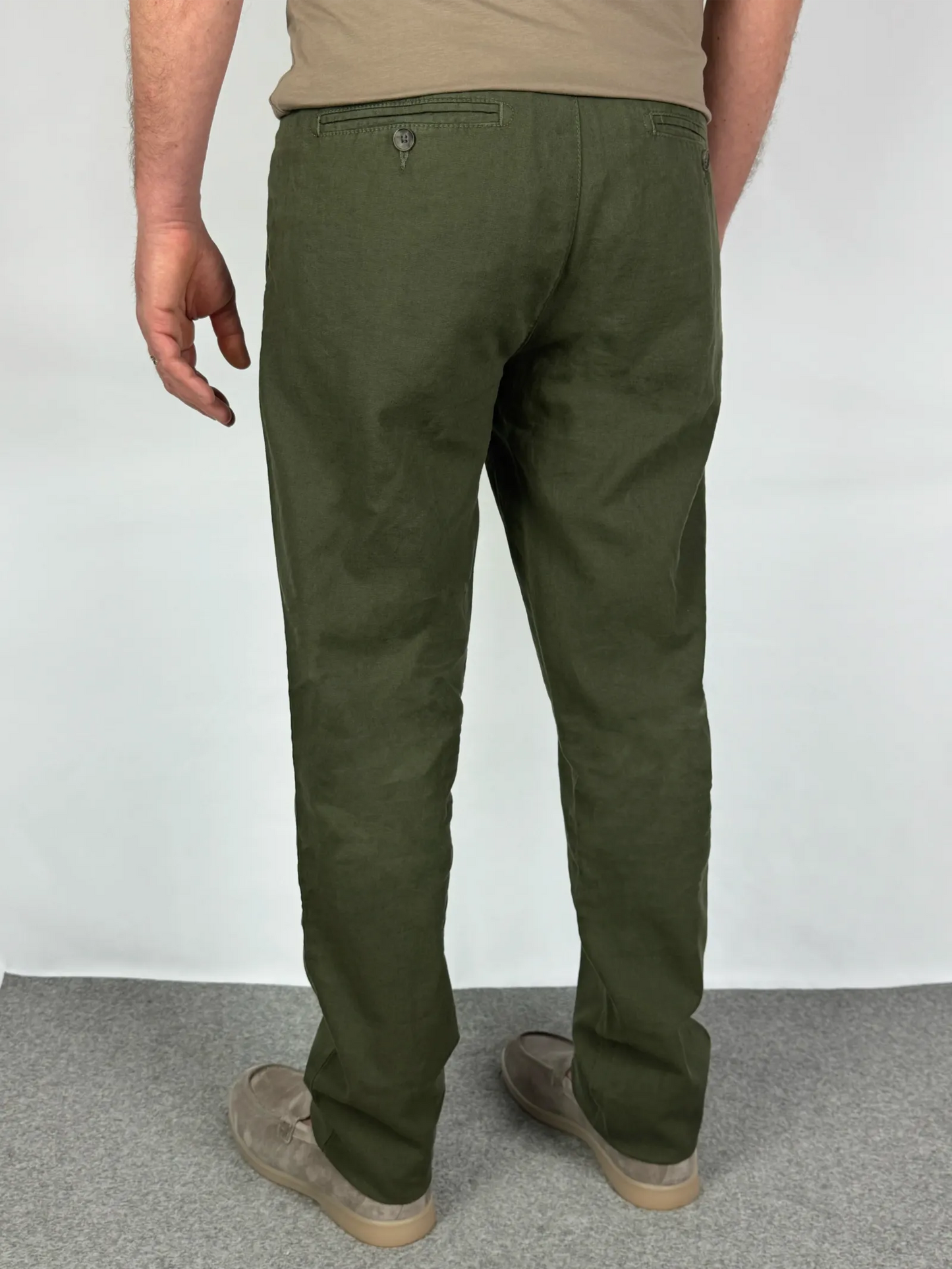 Dettaglio vestibilità posteriore pantalone in misto lino verde - Archivio Tessile