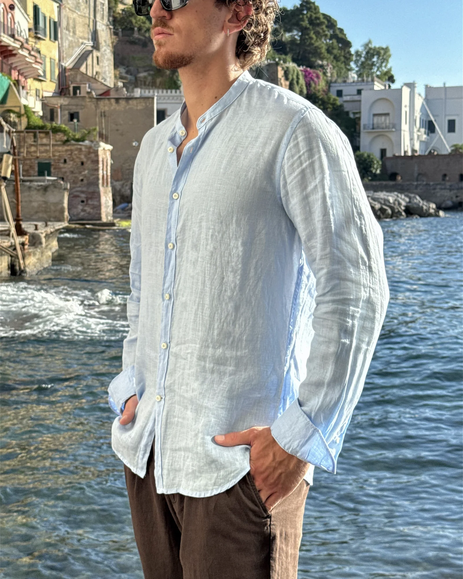 Camicia puro lino coreana azzurra indossata shooting mare - Archivio Tessile