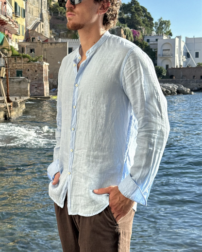 Camicia puro lino coreana azzurra indossata shooting mare - Archivio Tessile