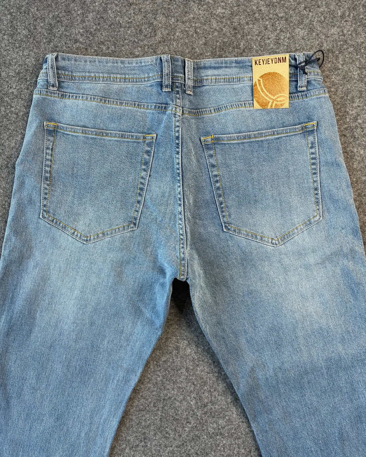 dettaglio patch logata posteriore jeans carrot - Archivio Tessile