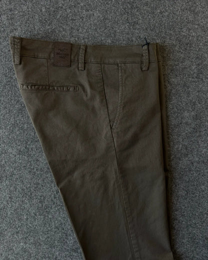 Dettagli tasche e patch logata chino in cotone gabardina marrone - Archivio Tessile