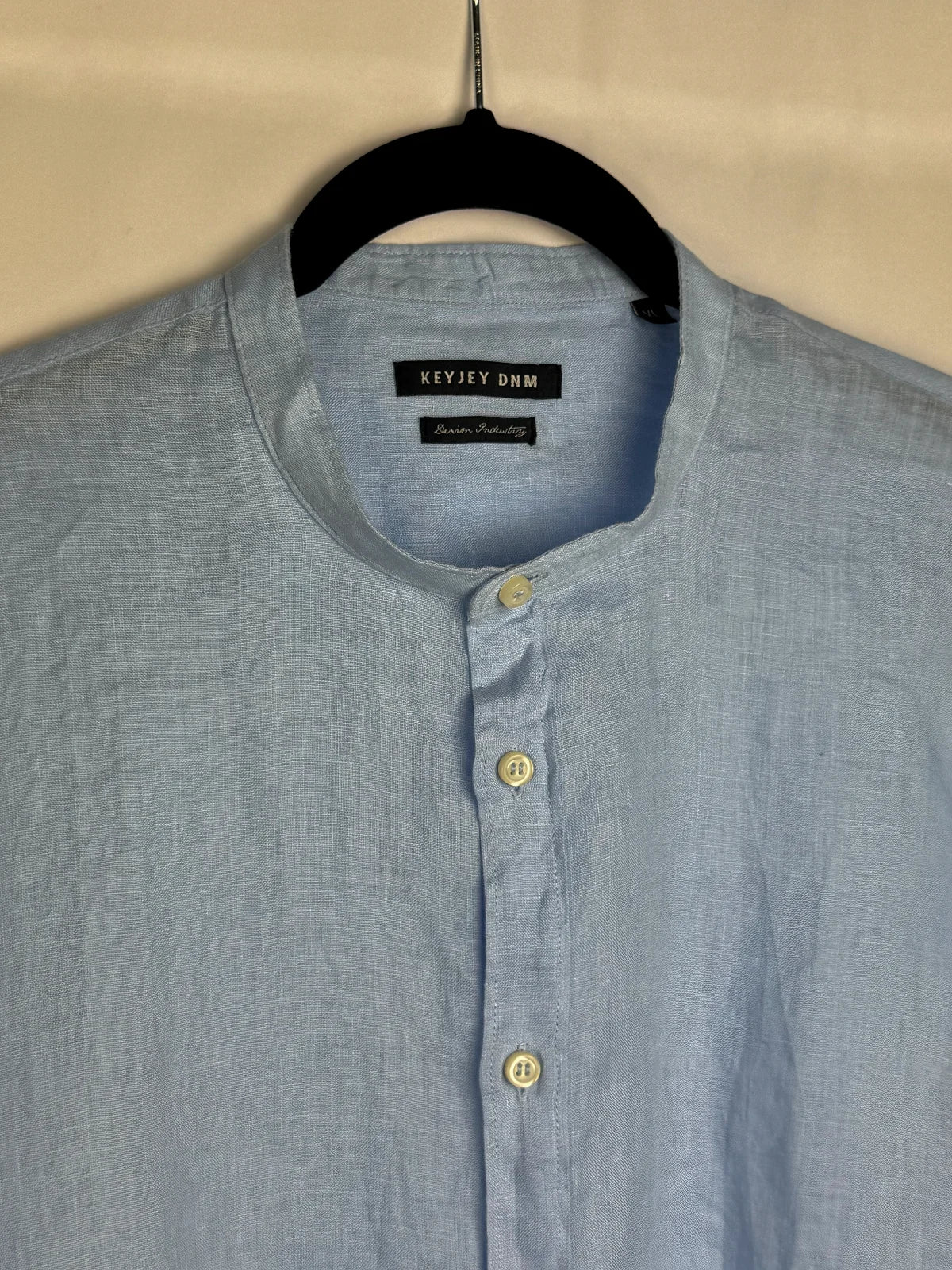 Dettagli collo alla coreana camicia celeste puro lino - Archivio Tessile