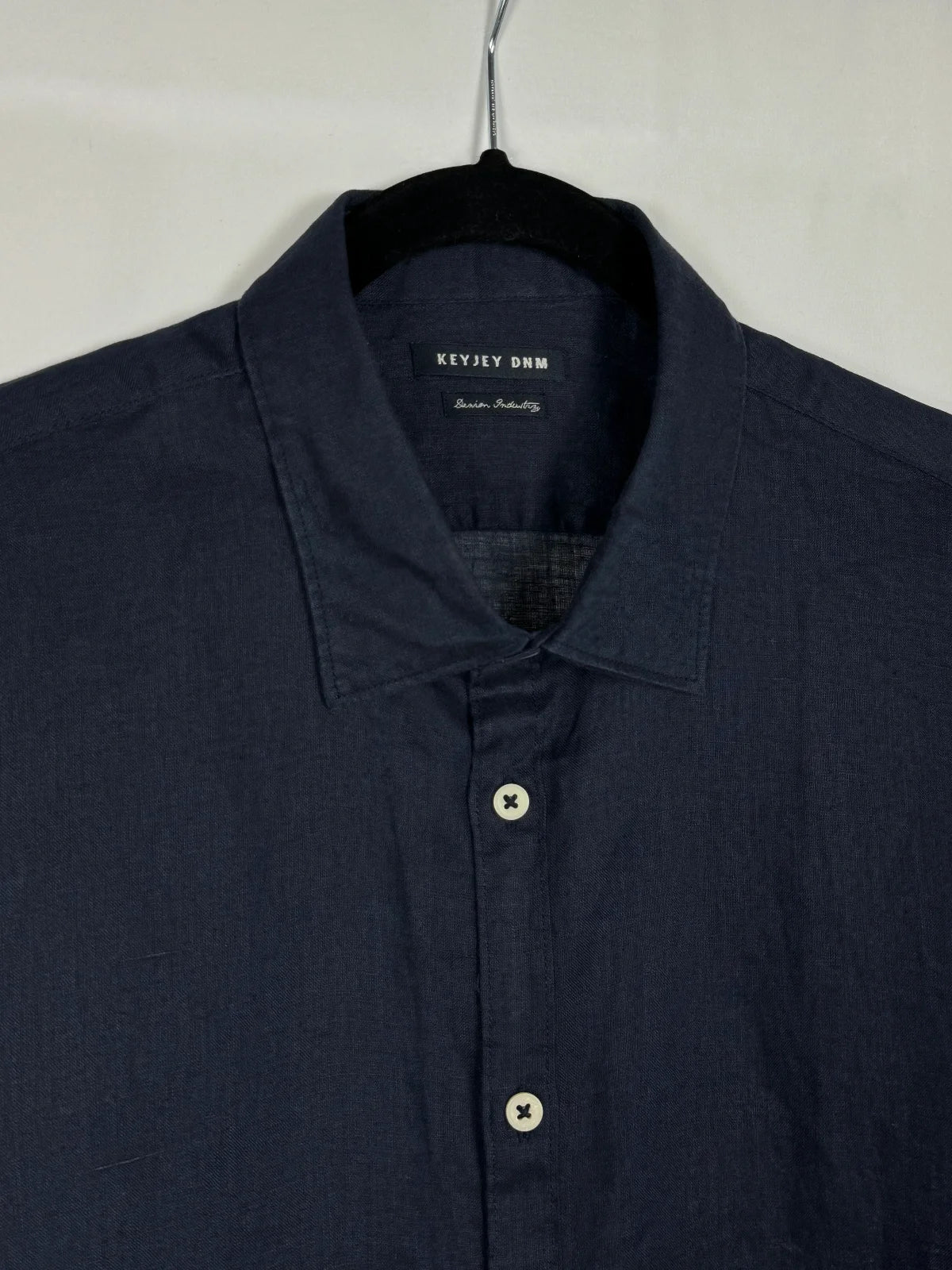 Dettagli del collo italiano camicia in puro lino blu navy - Archivio Tessile