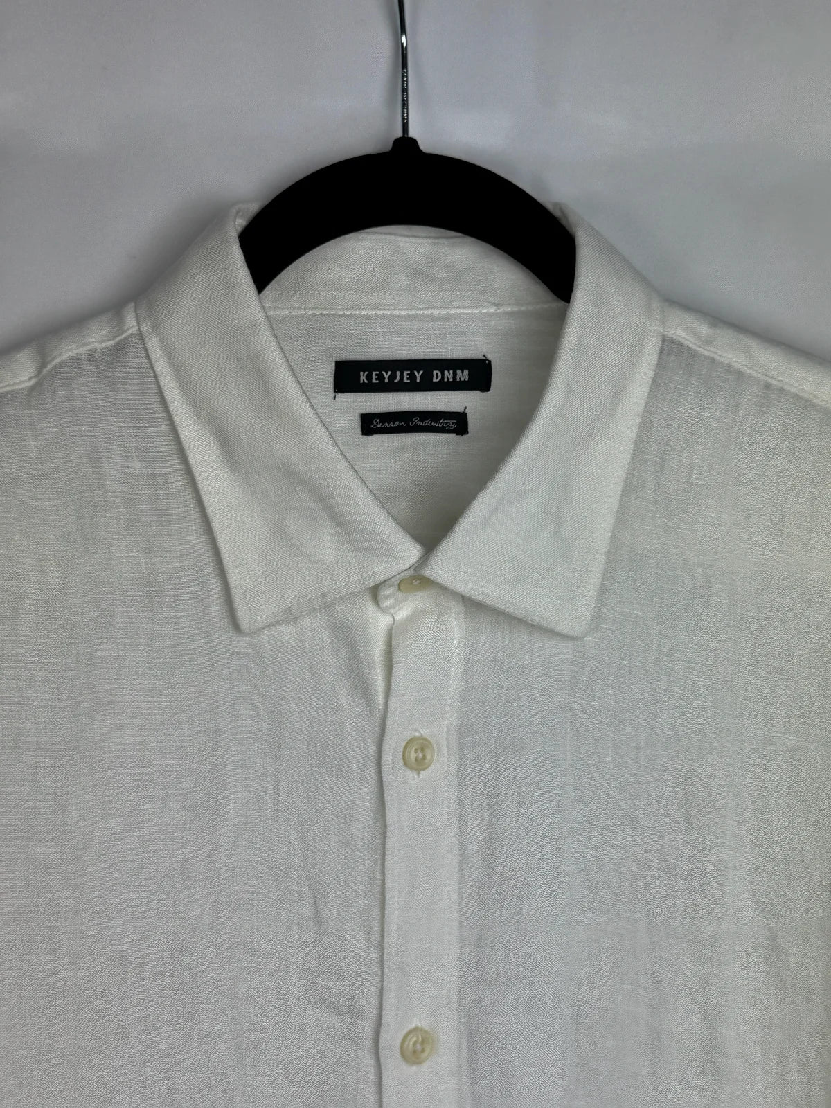 Dettagli del collo camicia puro lino con collo italiano colore panna - Archivio Tessile