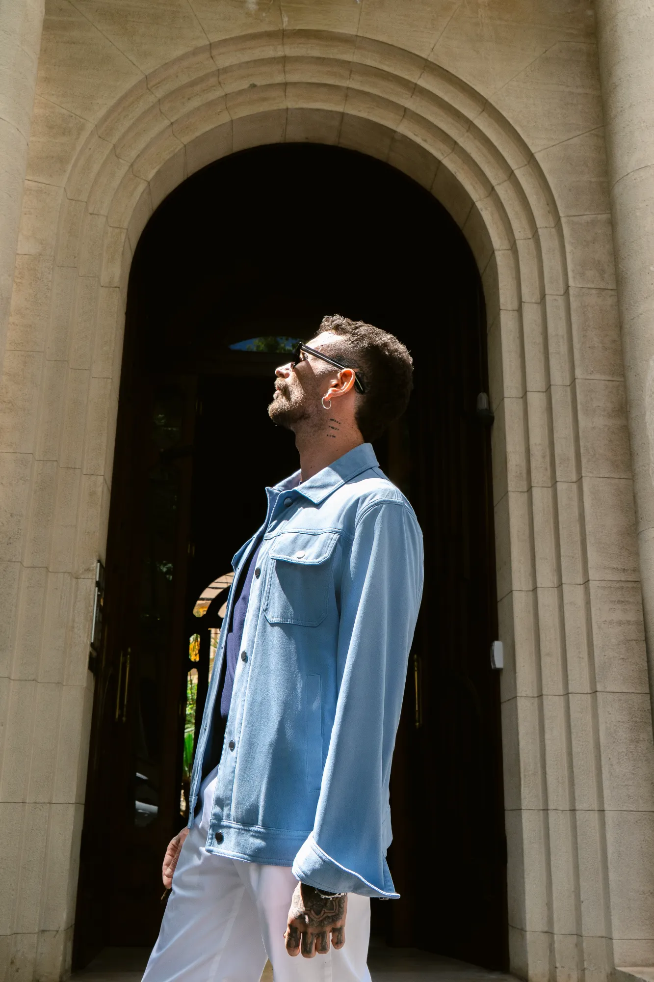 Dettaglio vestibilità outfit giacca S4 e pantalone bianco - Archivio Tessile