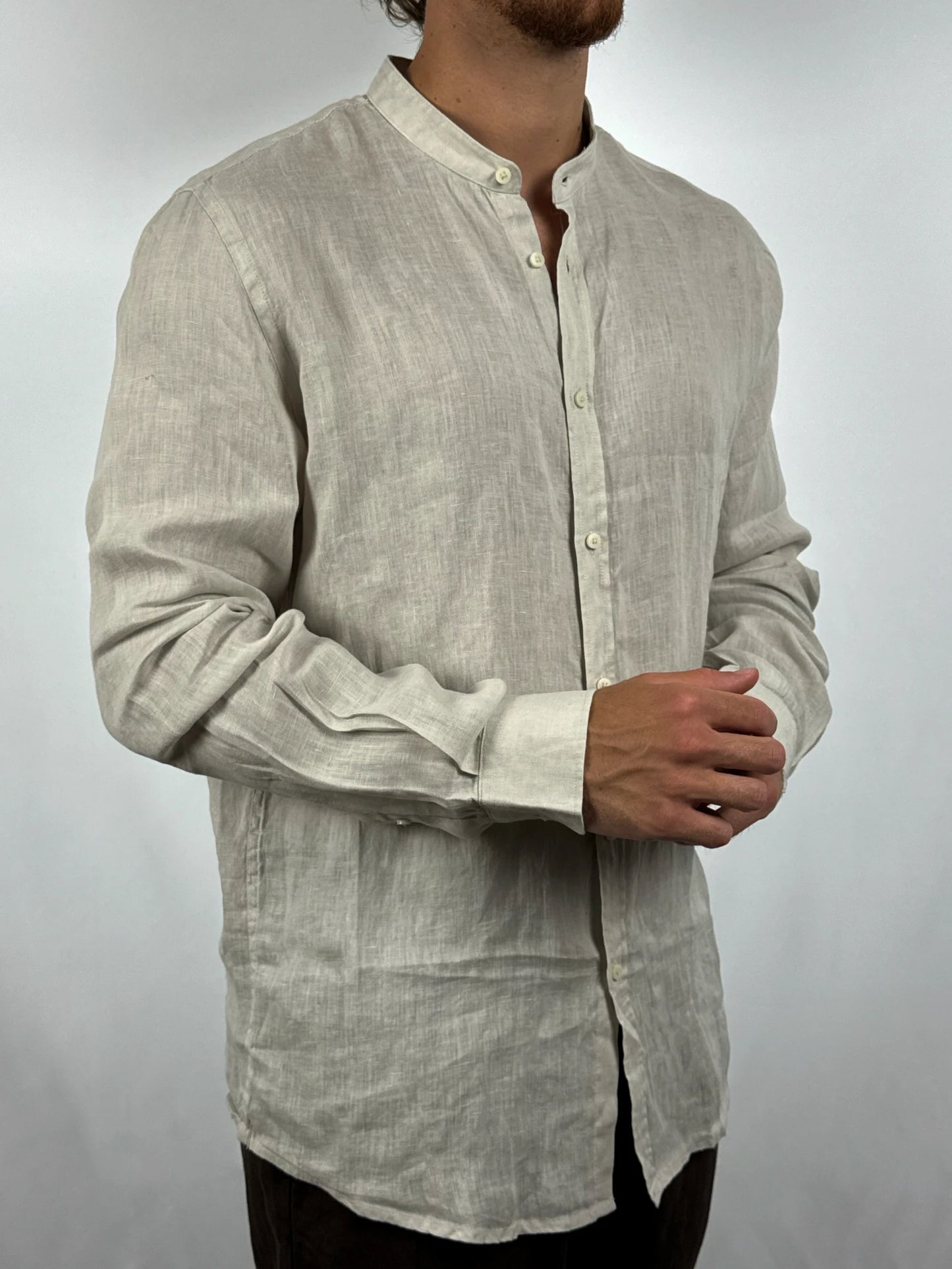 Camicia in puro lino con collo coreana indossata dettaglio vestibilità beige - Archivio Tessile