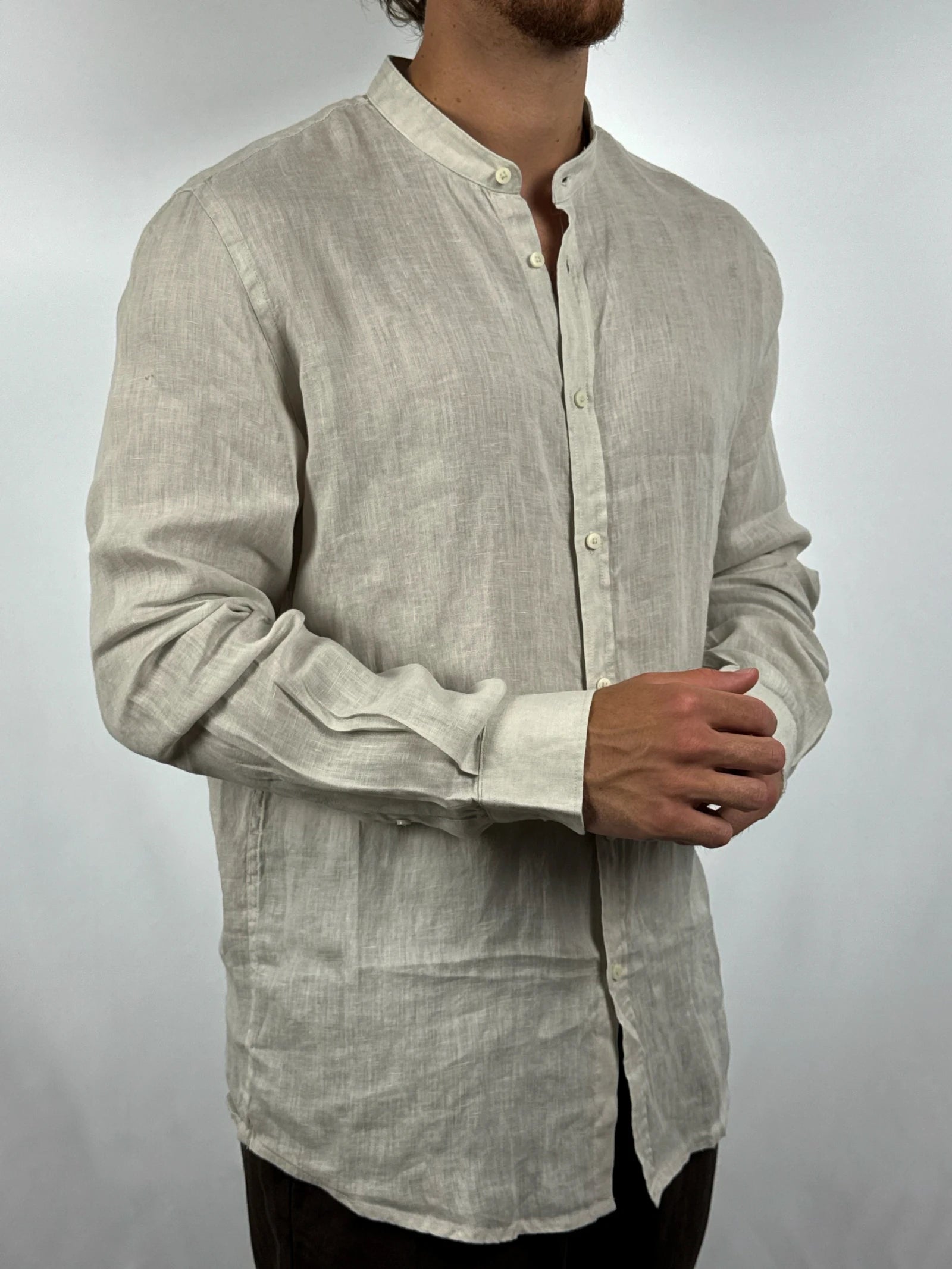 Camicia in puro lino con collo coreana indossata dettaglio vestibilità beige - Archivio Tessile