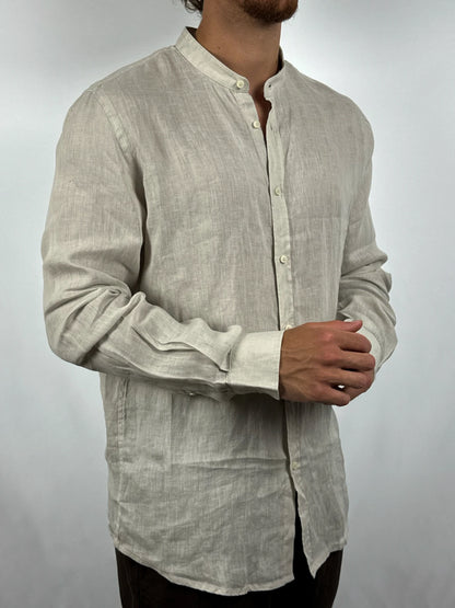 Camicia in puro lino con collo coreana indossata dettaglio vestibilità beige - Archivio Tessile