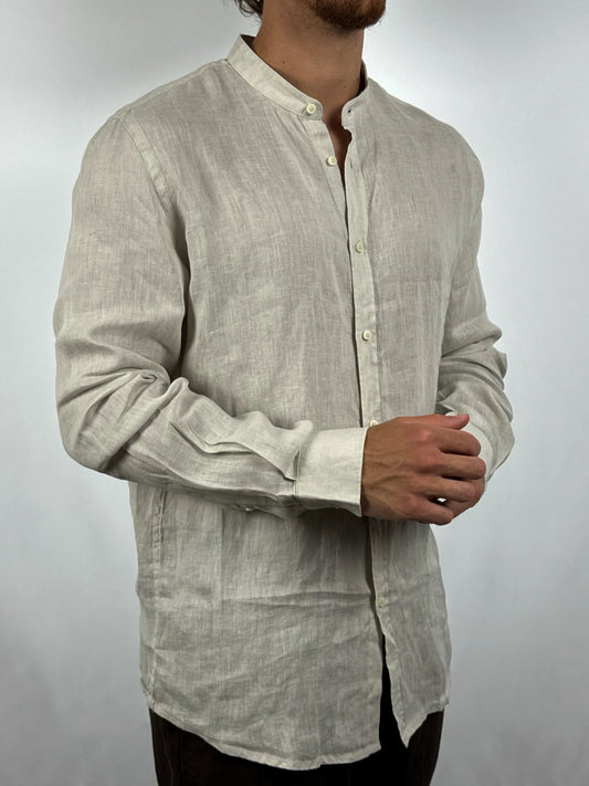 Camicia in puro lino con collo coreana indossata dettaglio vestibilità beige - Archivio Tessile