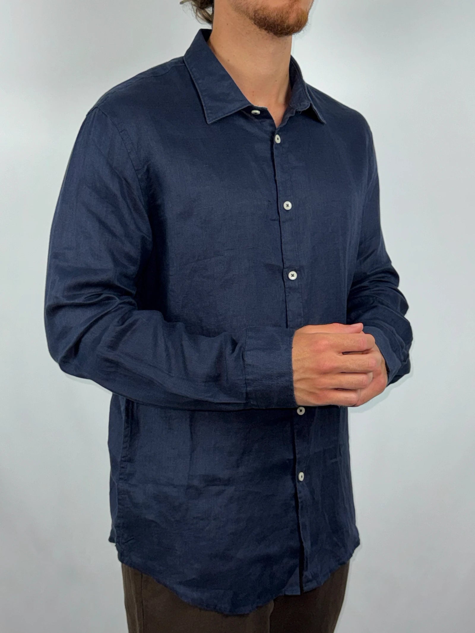 Camicia con collo italiano in puro lino blu navy dettaglio vestibilità indossata - Archivio Tessile