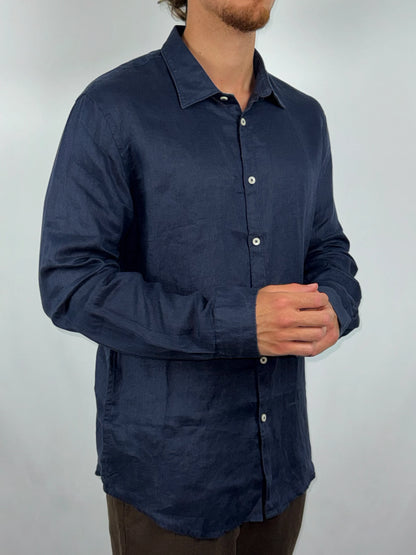 Camicia con collo italiano in puro lino blu navy dettaglio vestibilità indossata - Archivio Tessile