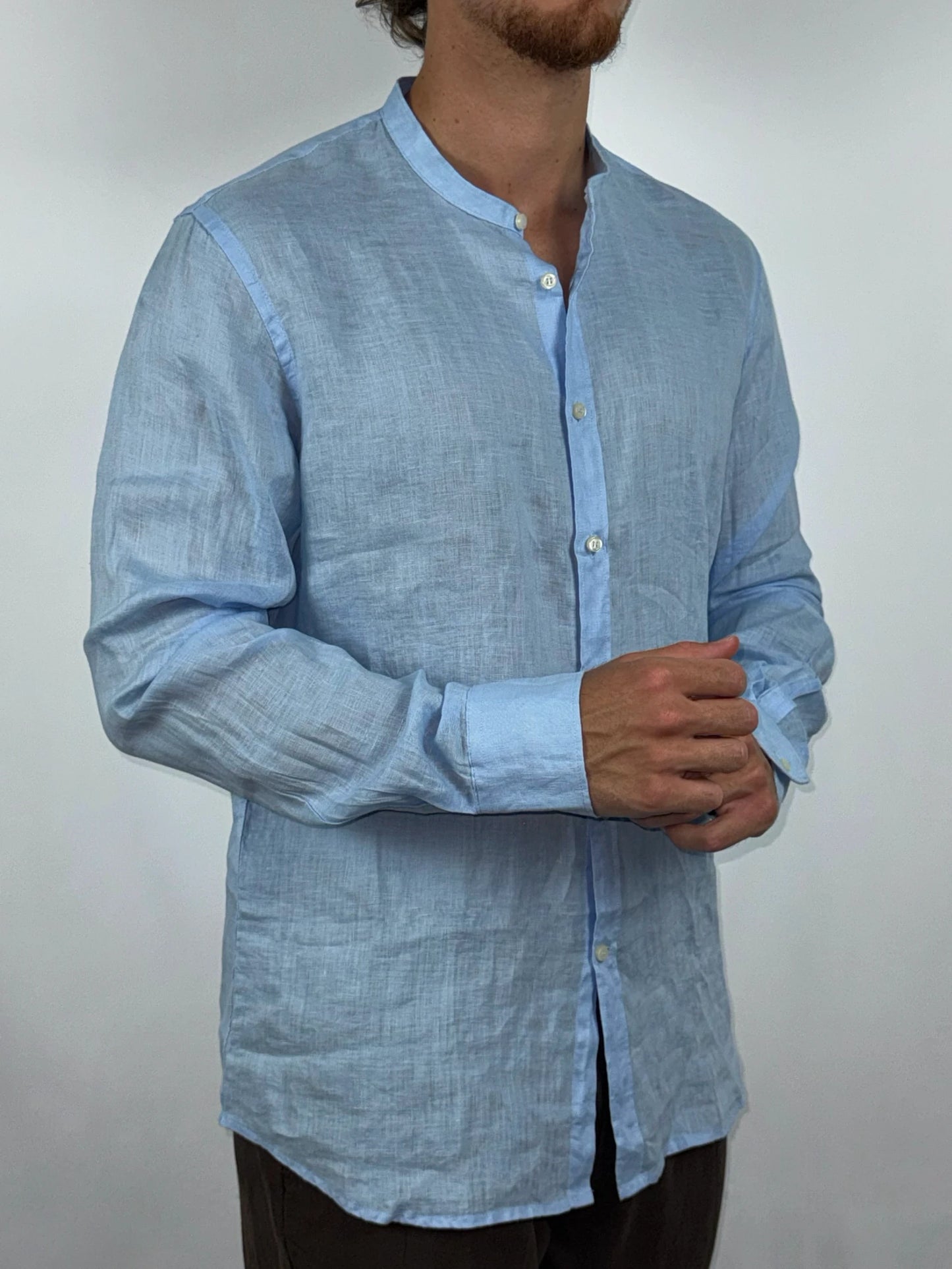 Dettaglio vestibilità indossata camicia collo alla coreana celeste in puro lino - Archivio Tessile