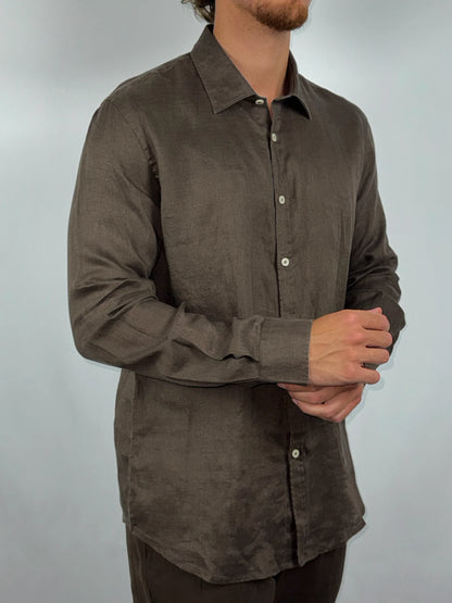Camicia con collo italiano in puro lino dettaglio vestibilità indossata marrone - Archivio Tessile