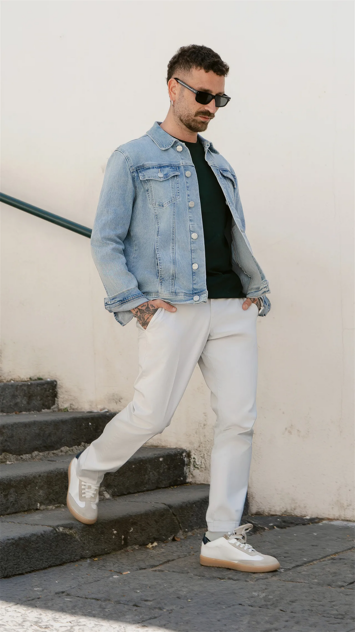Foto lifestyle giacca in denim chiaro KeyJey DNM - Archivio Tessile