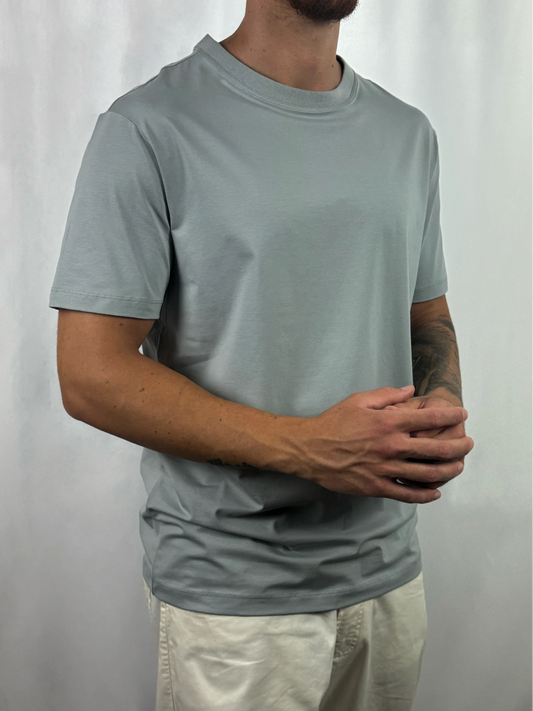 T-shirt in cotone colore grigio, dettagli vestibilità indossata | Archivio Tessile