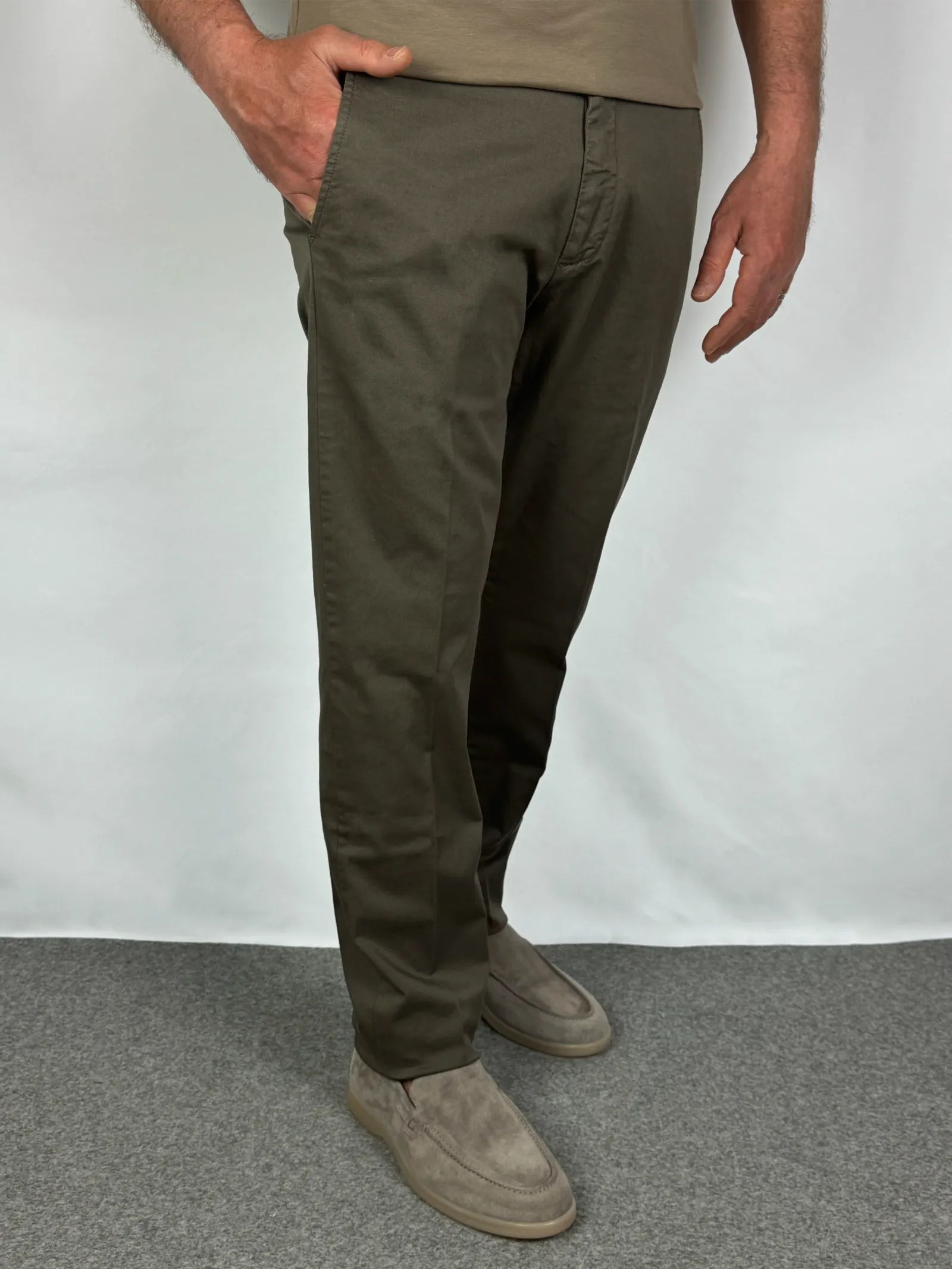 Vestibilità chino in cotone gabardina marrone Made in Italy - Archivio Tessile