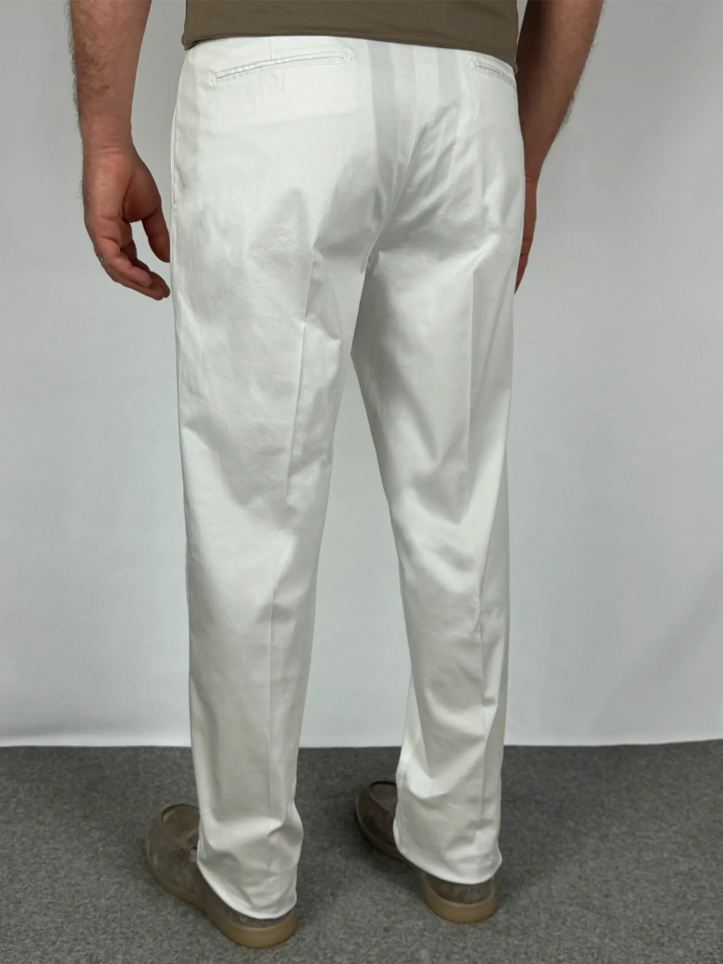 Vestibilità posteriore pantalone cotone rasato bianco Made in Italy - Archivio Tessile