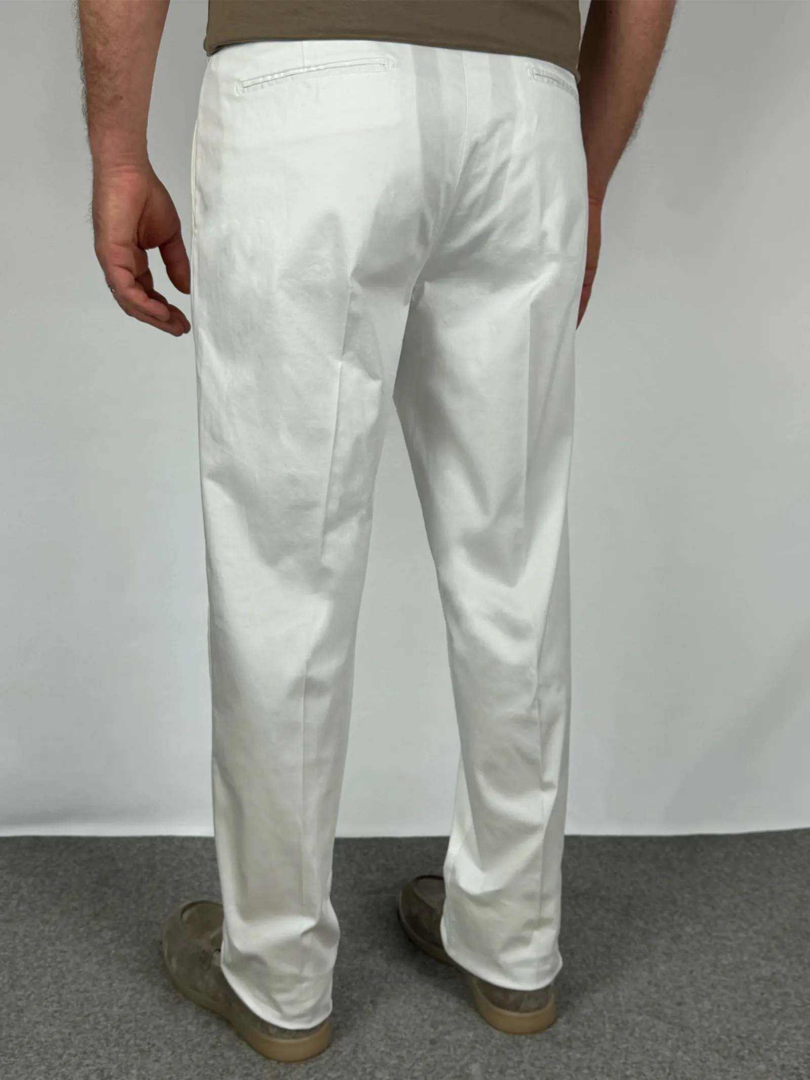 Vestibilità posteriore pantalone cotone rasato bianco Made in Italy - Archivio Tessile