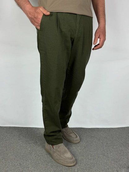 Dettaglio vestibilità pantalone in misto lino  verde "Tonga" - Archivio Tessile