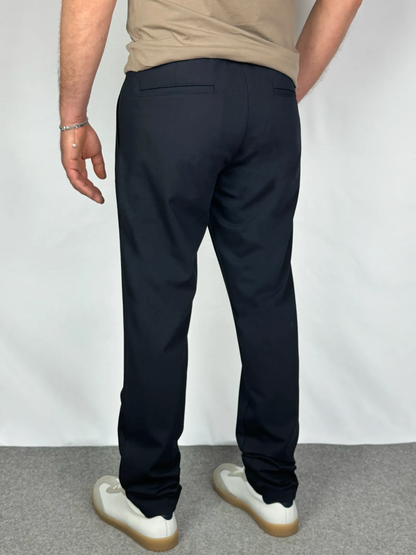 Dettaglio vestibilità posteriore pantalone blu ohio - Archivio Tessile
