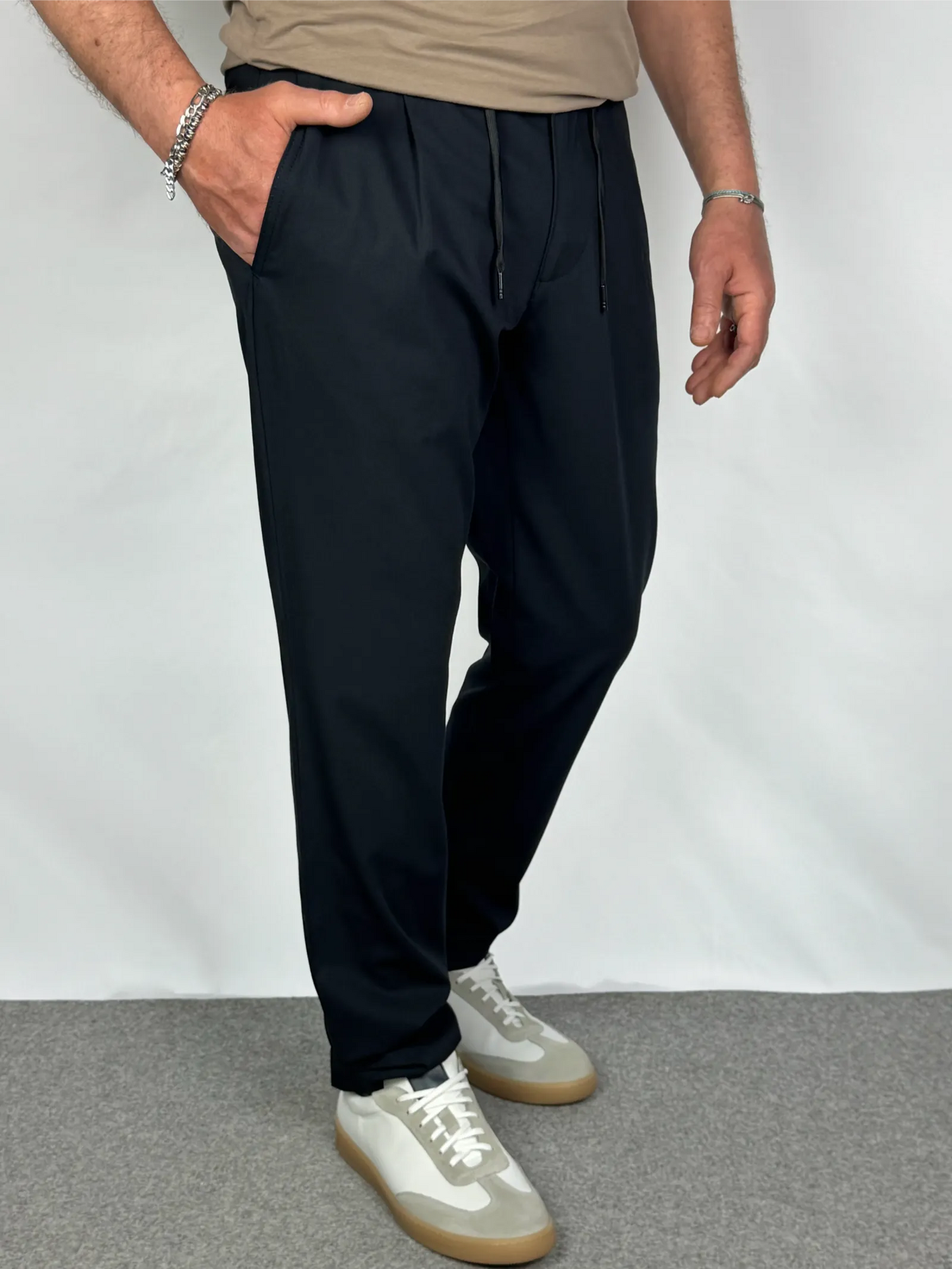 Dettaglio vestibilità frontale pantalone blu ohio - Archivio Tessile