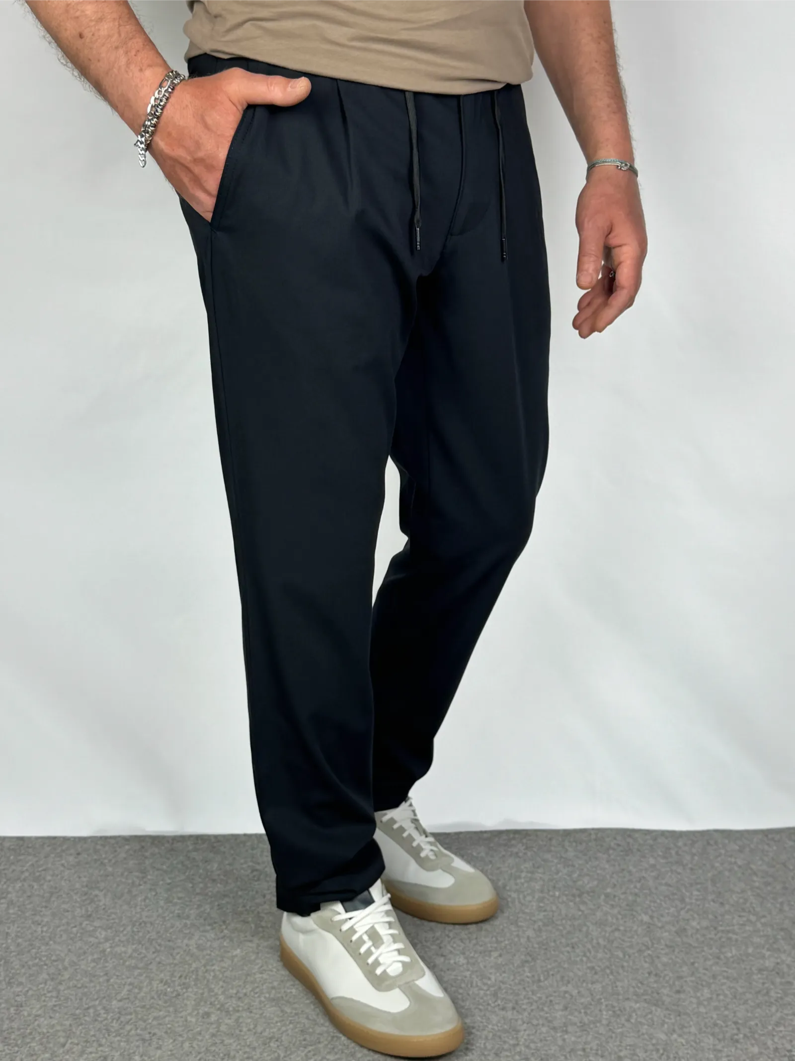 Dettaglio vestibilità frontale pantalone blu ohio - Archivio Tessile