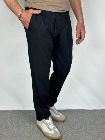 Dettaglio vestibilità frontale pantalone blu ohio - Archivio Tessile