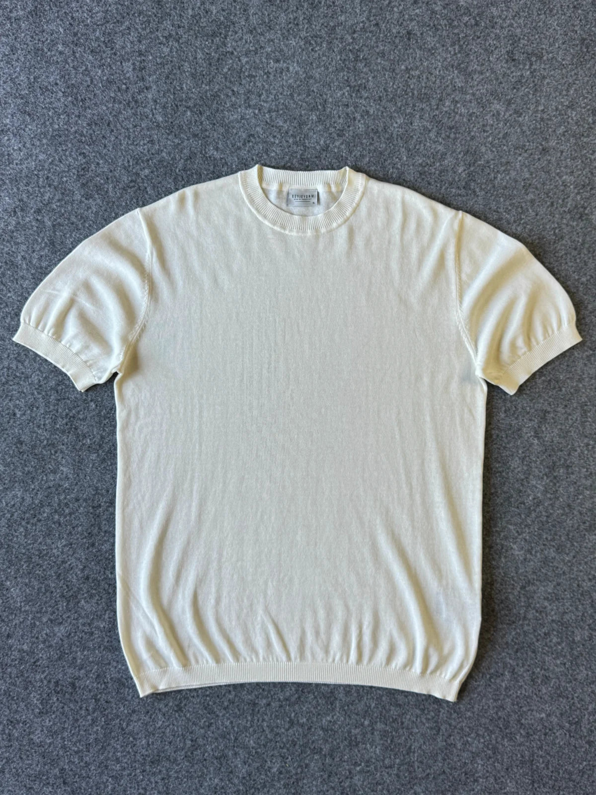 T-shirt 100% cotone girocollo panna foto - Archivio Tessile