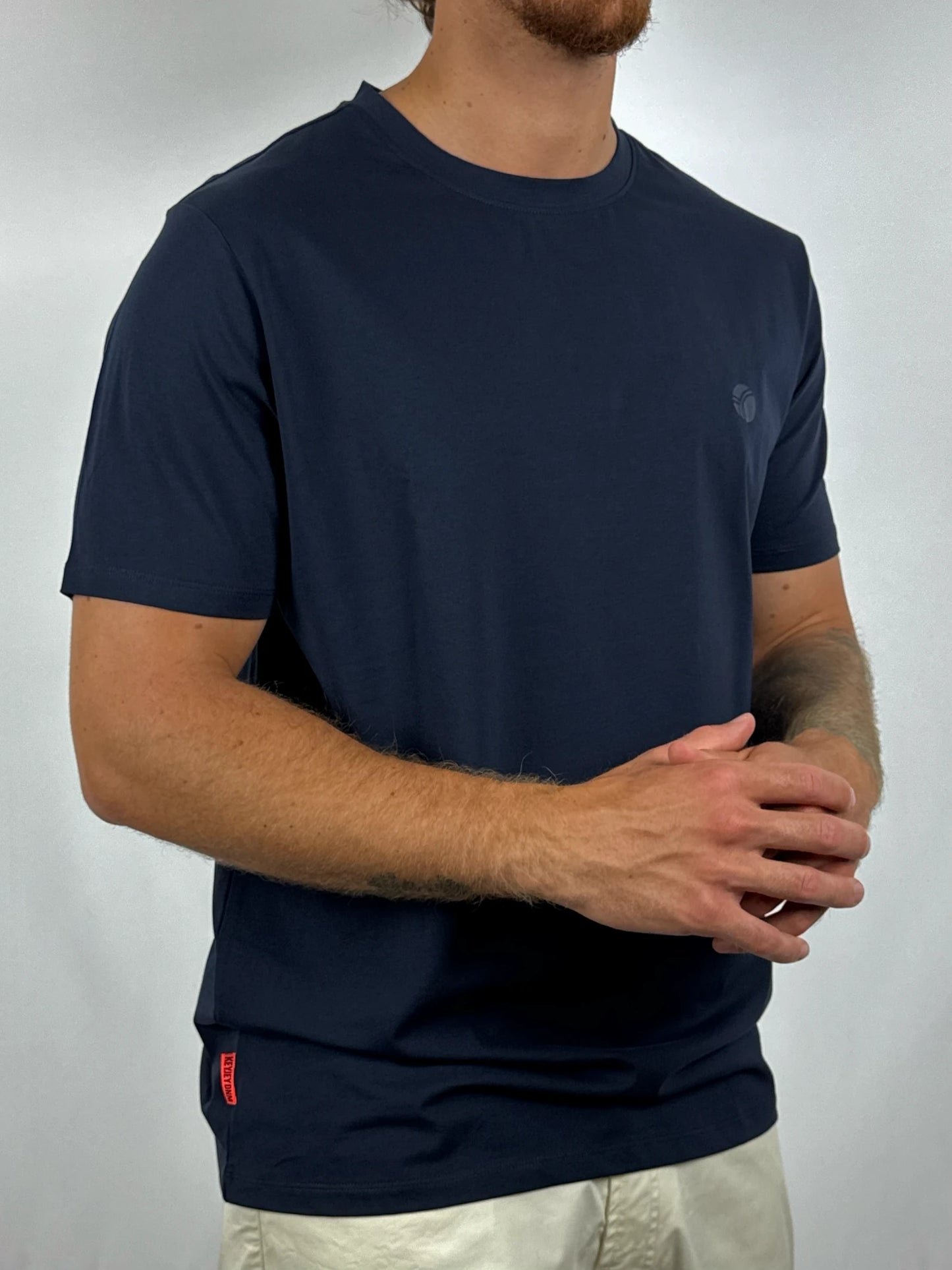Indossata t-shirt bielastica blu KeyJey - Archivio Tessile
