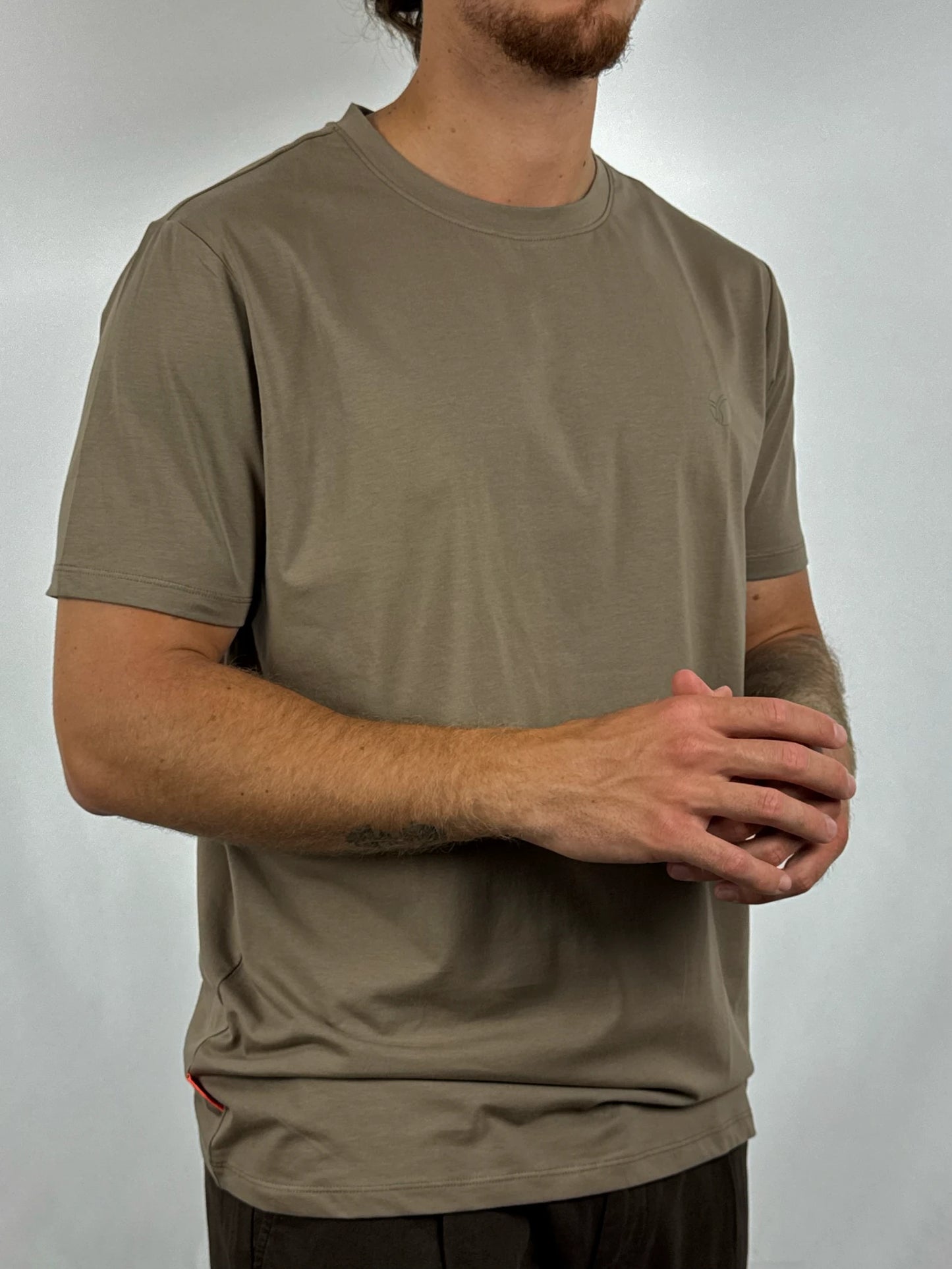 indossata t-shirt bielastica fango KeyJey - Archivio Tessile
