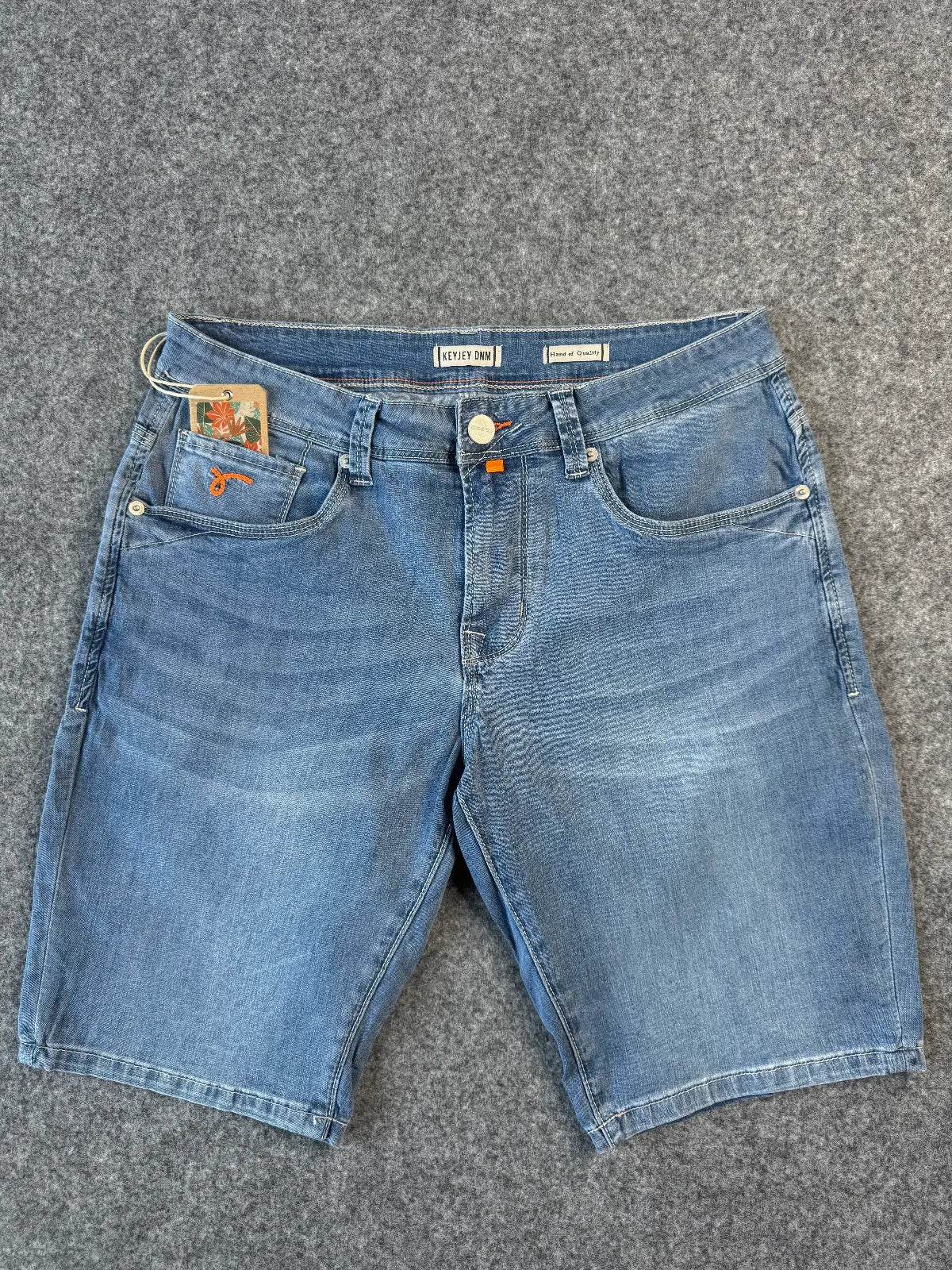 Bermuda di jeans azzurro chiaro con logo e asola in contrasto KeyJey DNM - Archivio Tessile