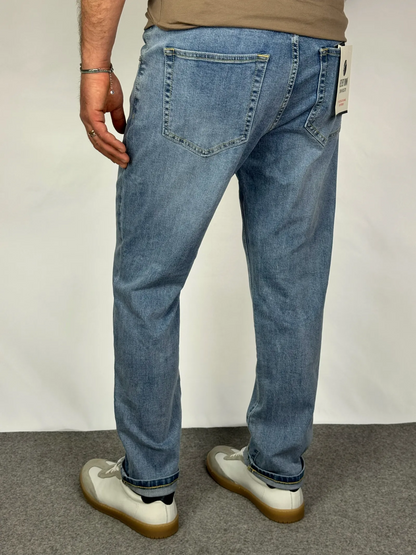Dettaglio vestibilità retro jeans carrot - Archivio Tessile