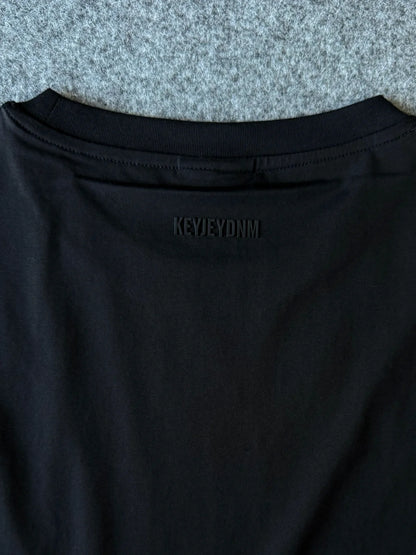 Dettagli stampa posteriore t-shirt cotone stretch nera - Archivio Tessile