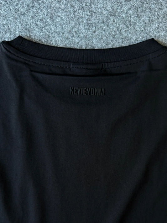 Dettagli stampa posteriore t-shirt cotone stretch nera - Archivio Tessile