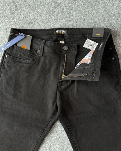 Dettaglio zip YKK e ricamo in tinta jeans slim fit nero - Archivio Tessile