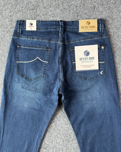Dettaglio patch logata posteriore jeans slim fit blu - Archivio Tessile