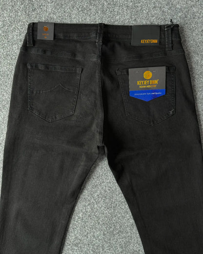 Dettaglio patch logata e logo metallizzato jeans slim fit nero - Archivio Tessile