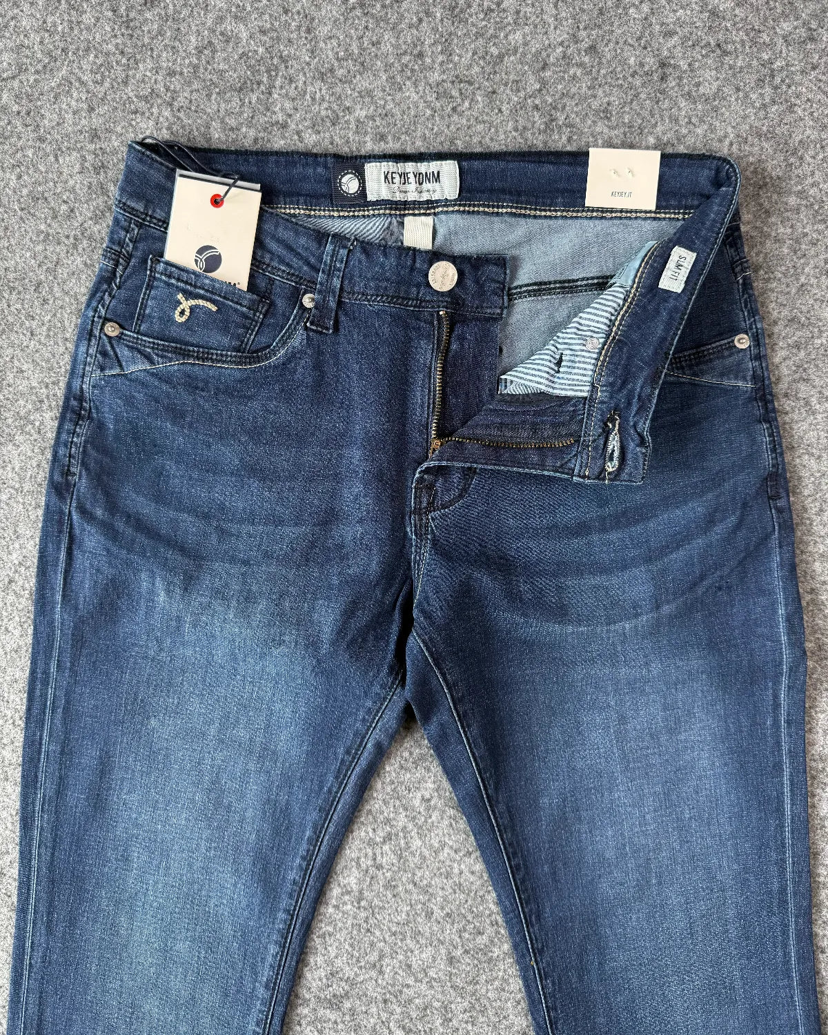 Dettaglio taschino e zip YKK jeans slim fit blu - Archivio Tessile