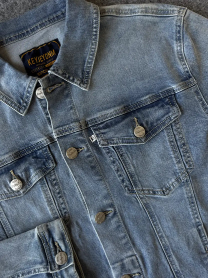 Dettaglio bottone logato e bottone polso giacca denim - Archivio Tessile