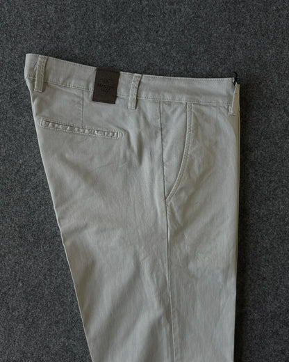 Dettagli patch logata e tasche pantalone in cotone gabardina avorio - Archivio Tessile