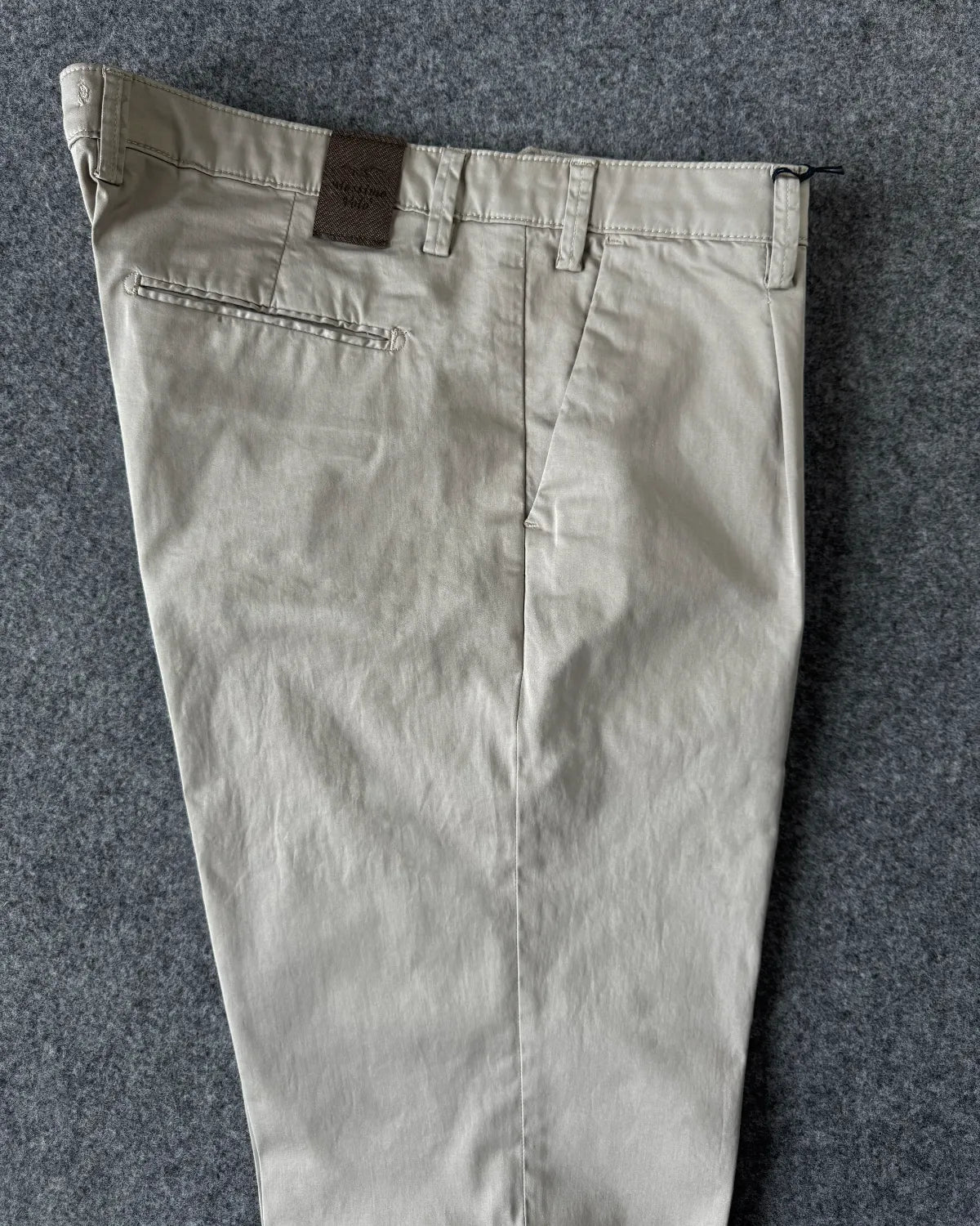 Dettagli patch logata e tasche chino cotone rasato beige - Archivio Tessile