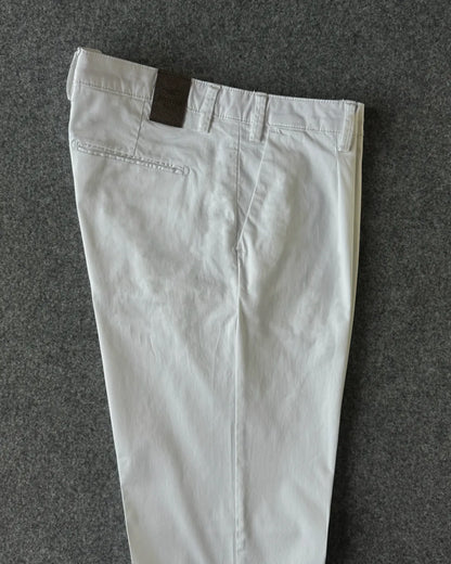 Dettagli patch logata e tasche pantalone in cotone rasato bianco - Archivio Tessile