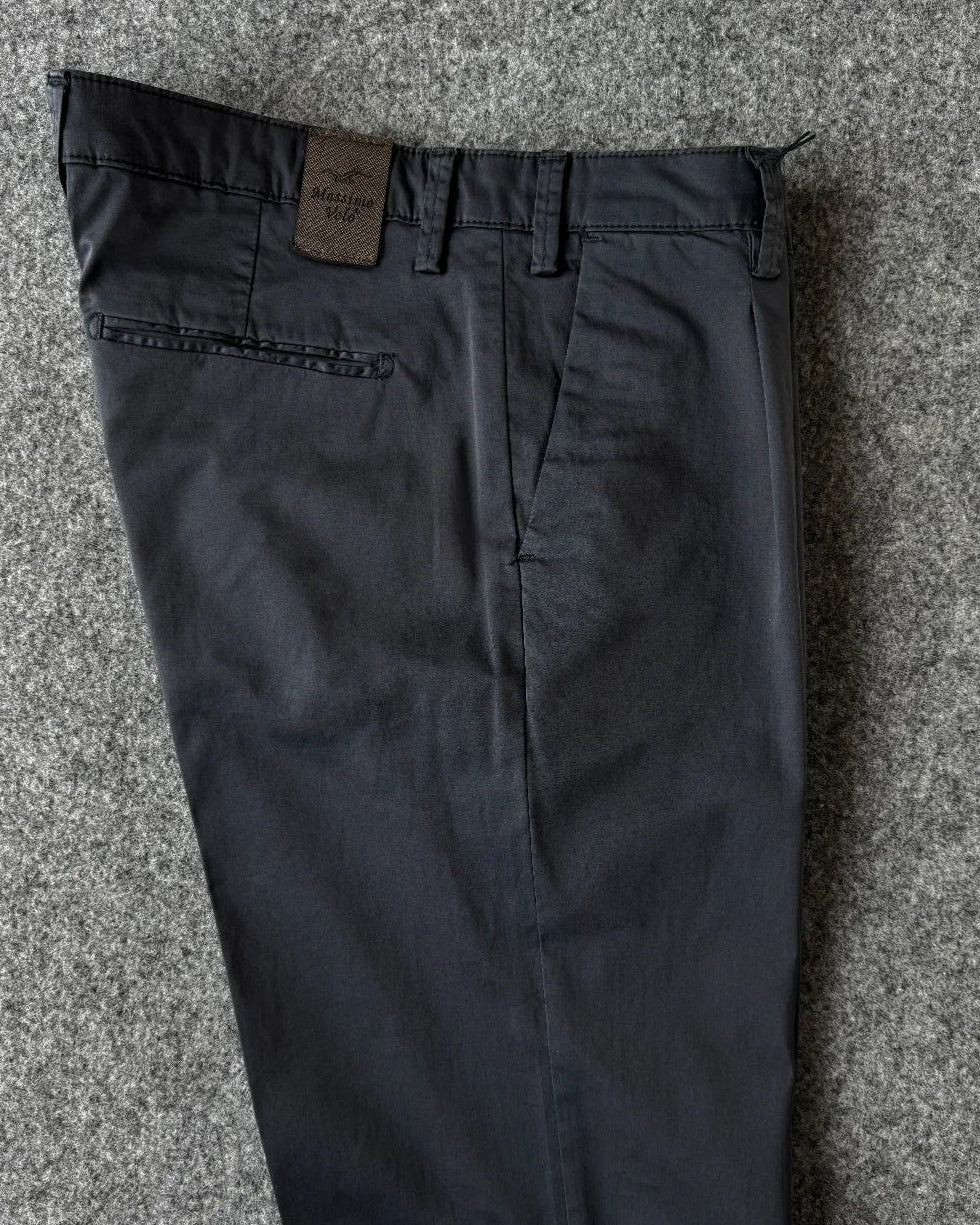 Dettagli patch logata e tasche pantalone in cotone rasato blu notte - Archivio Tessile